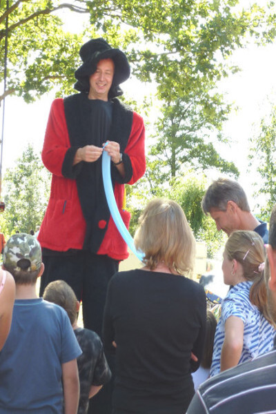 Zauberer Manolo Walk Act mit Luftballone