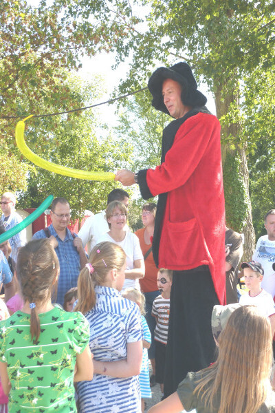 Zauberer Manolo Walk Act mit Luftballone